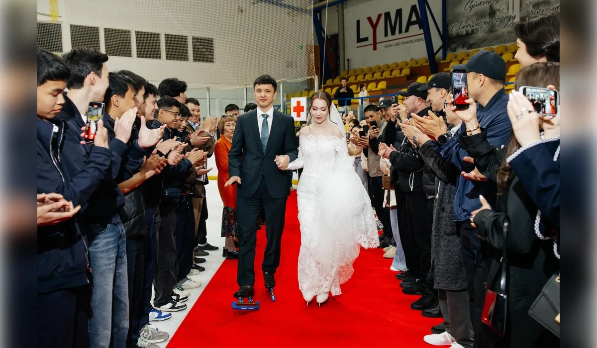 Шорт-трекші Абзал Әжіғалиев пен қалыңдығы той күні коньки киіп, некелерін мұз үстінде қидырған