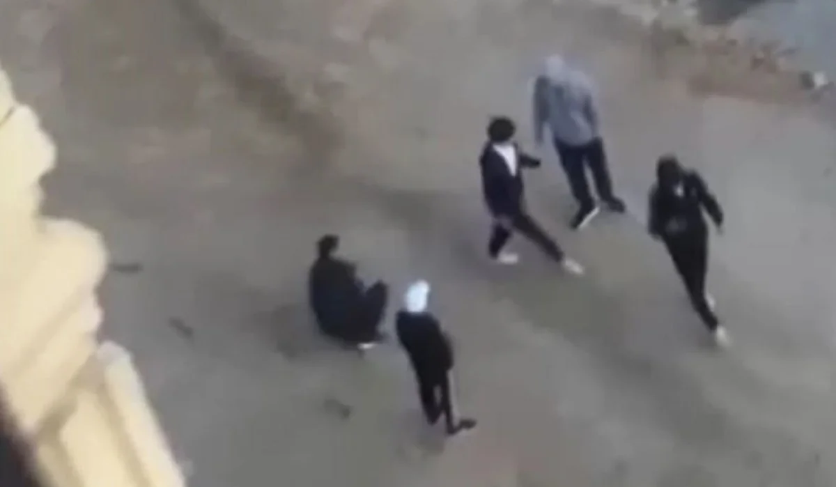 Ақтауда бір топ жігіт екі жасөспірімді соққыға жықты (ВИДЕО)