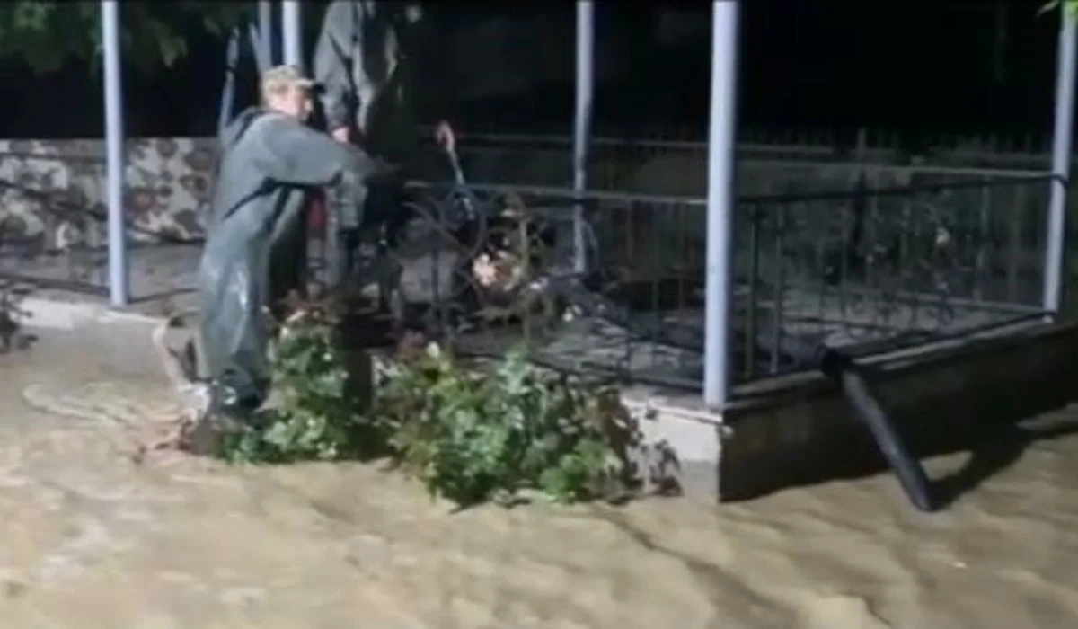 Қызылорда облысында бір ауылдың көшесін жаңбыр суы басып қалды