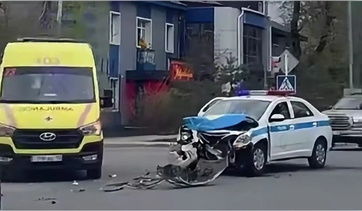 Қостанайда полицияның көлігі апатқа түсті – жараланғандар бар