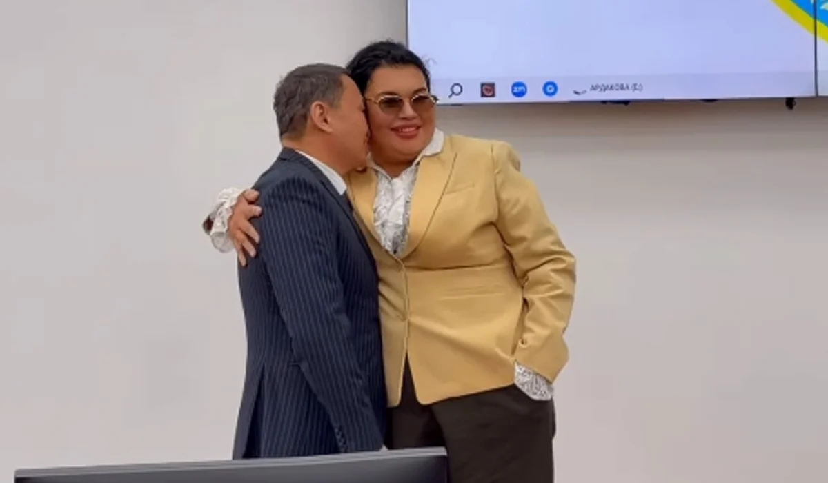 Павлодар мәслихатының төрағасы ресми шара кезінде әйел депутаттың бетінен шөлт еткізді (ВИДЕО)