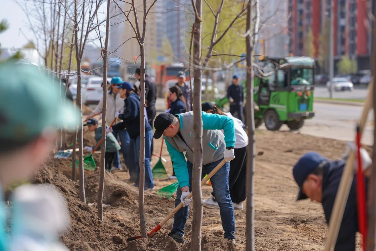 «AMANAT» партиясы экологиялық бастаманы қолдау мақсатында Астанада қалалық сенбілік өткізді