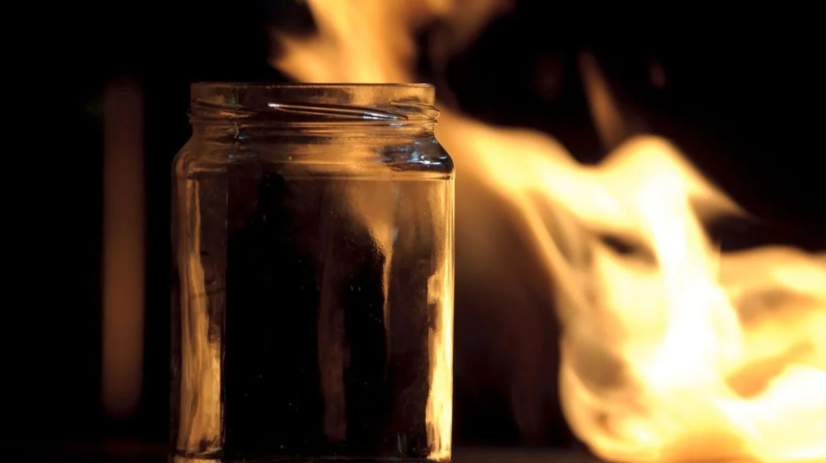 Астана тұрғыны екі мың доллар үшін тұрғын үйге жанғыш құрылғы лақтырған