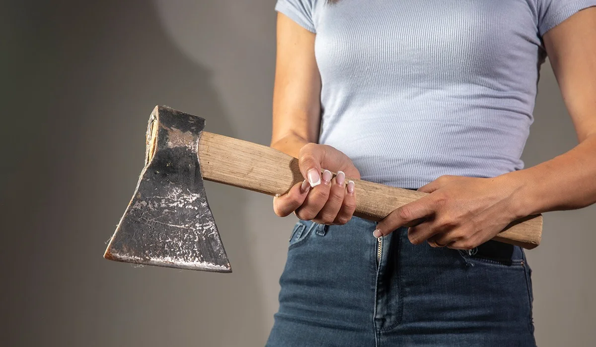 «Түк болмағандай жұмысқа барған»: Қызылжарда бұрын да адам өлтірген әйел танысын балталап, мәйітті төсектің астына тығып қойған