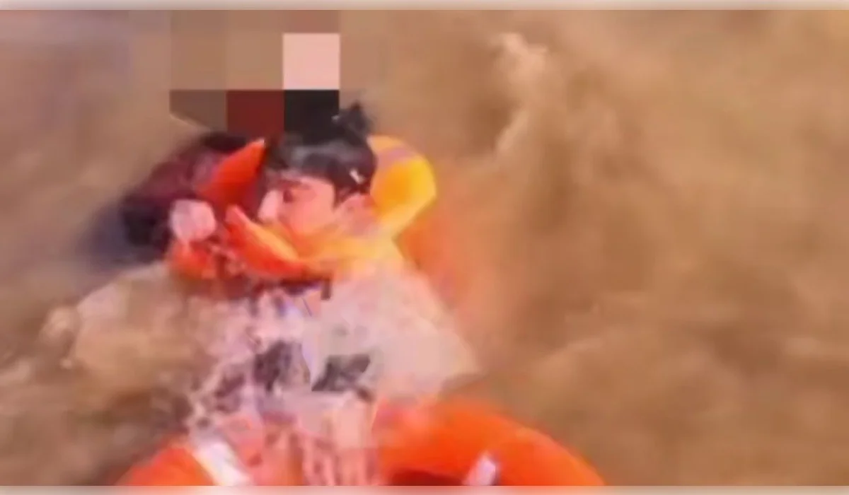 «Аға, ауырып барады!»: Атыраудың құтқарушылары Жайыққа секірген 15 жасар қызды аса ерлікпен 4 минутта құтқарып алған (ВИДЕО)