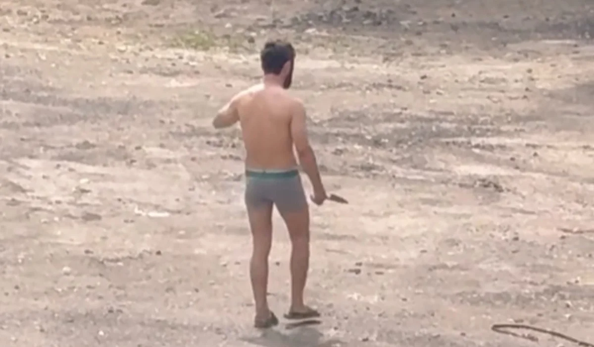 Алматыда шетелдік азамат қолына пышақ ұстап, далаға жалаңаш шығып кеткен