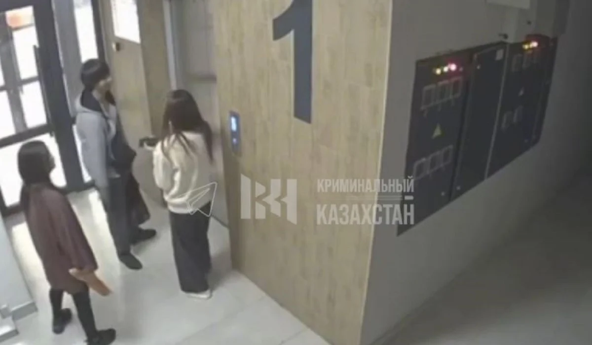 Алматыда ер адам подъезде екі қыз балаға шабуыл жасады (ВИДЕО)