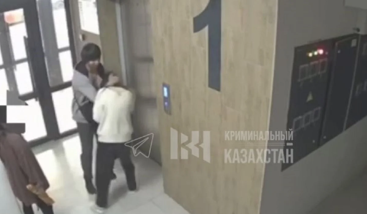 Алматыда подъезде қыз балаларға шабуыл жасаған ер адам ұсталды