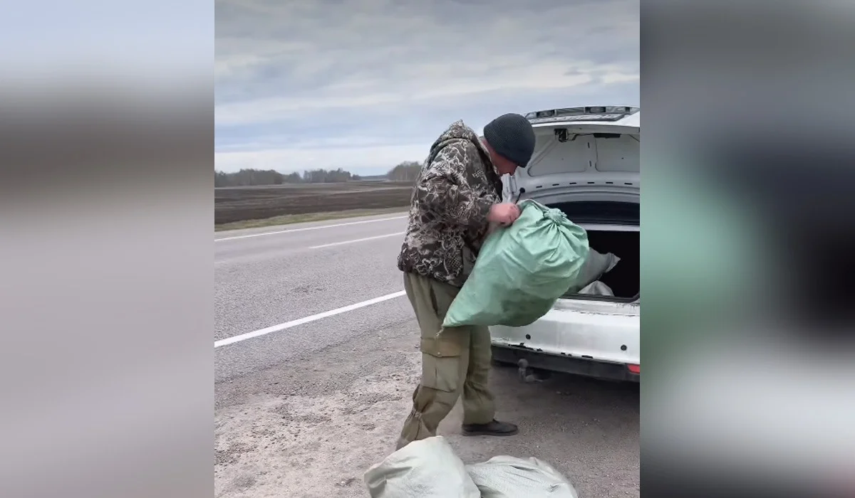 «Шөлмек пен темекі қалдығына аяқ шалынады»: әкім Петропавл - Көкшетау тас жолының бойынан төрт қап қоқыс жинаған (ВИДЕО)