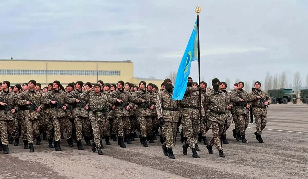 Енді Қазақстанда жақын туысы қайтыс болған әскерилер 425 мың, үйленіп, балалы болғандары 255 мың теңге көмек алатын болды