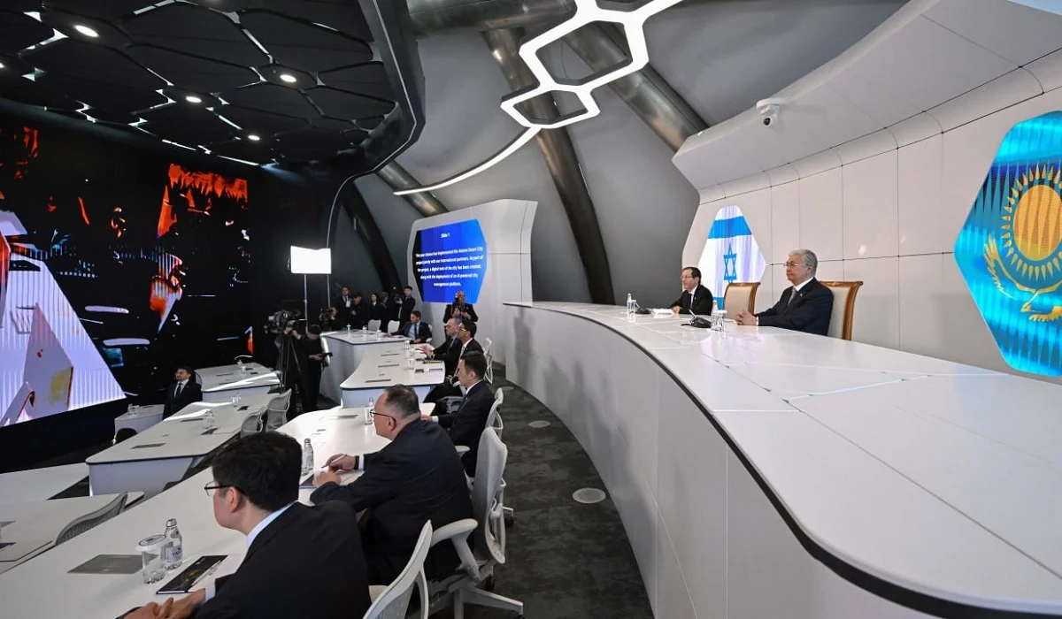 Тоқаев Израильдің президентіне Астанадағы ЖИ орталығын көрсетті