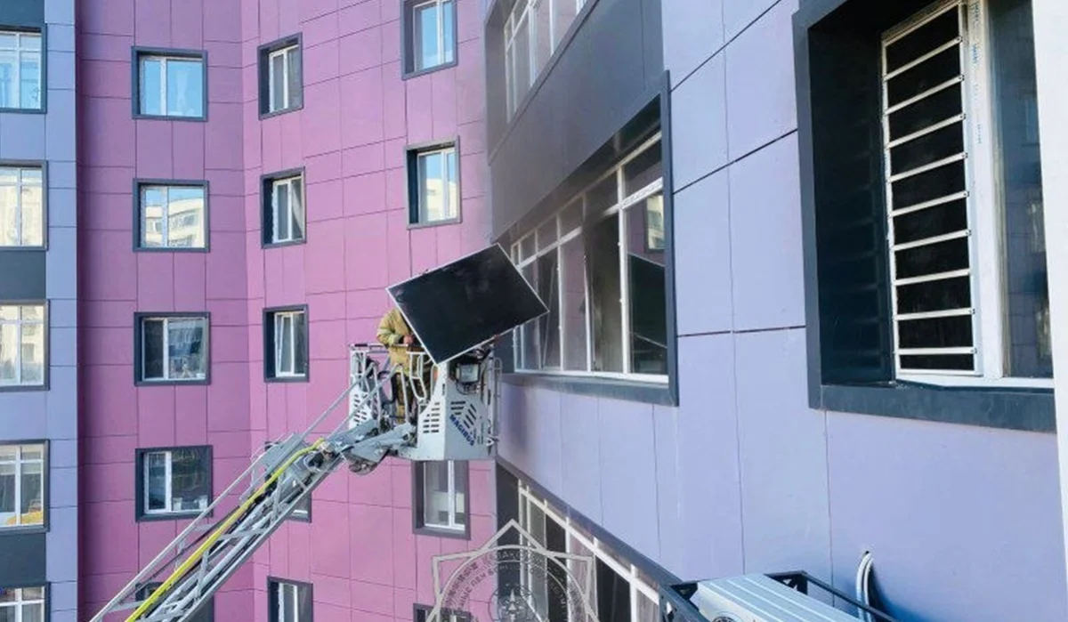 Астанада көпқабатты үйлердің бірінен өрт шығып, 10 адам құтқарылды