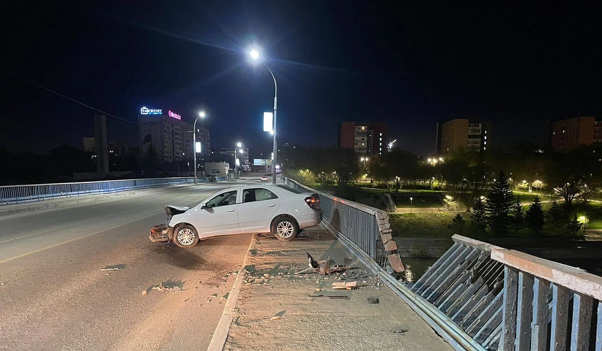 Семейде жеңіл көліктің дөңгелегі жарылып, көпірден құлап кете жаздады