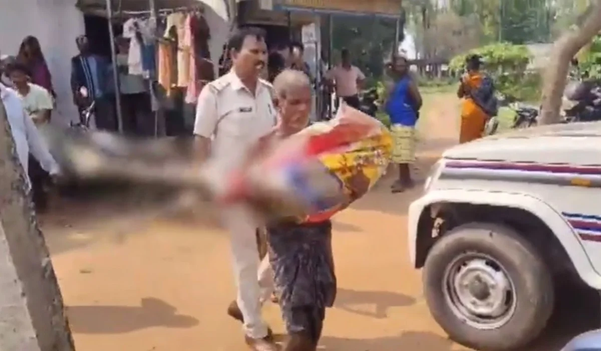 Ер адам қарындасының қайтыс болғанын дәлелдеу үшін банк қызметкерлеріне оның мәйітін көтеріп әкелген