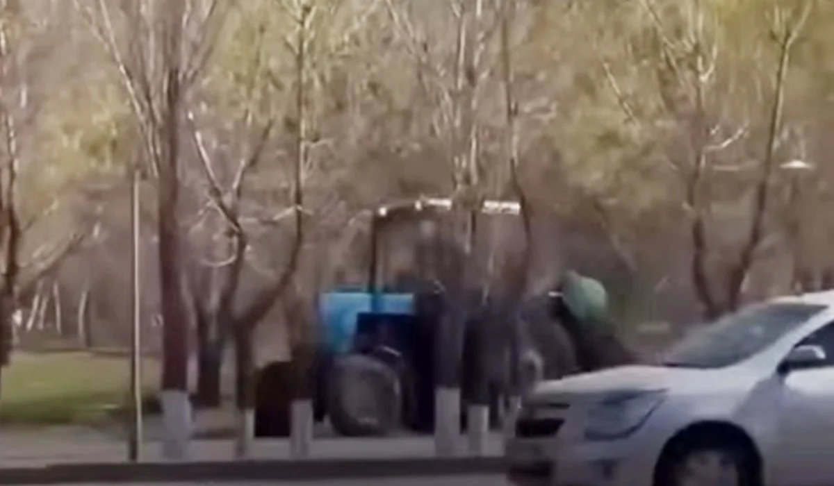 Астанада полициядан тротуармен қашқан трактордың мас жүргізушісі ұсталды