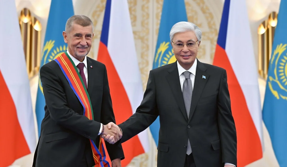 Тоқаев Астанаға келген Чехия премьер-министрін орденмен марапаттады