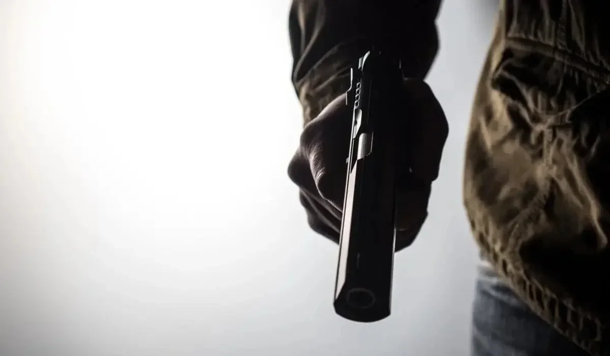 Индерборда ағайынды екі жігіт 30 жастағы ер адамды үйінің алдында атып кетті