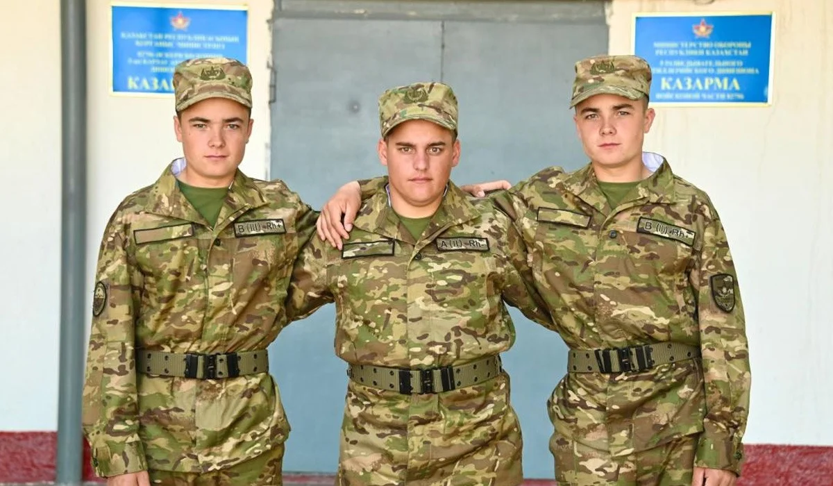 «Анасына оңай болған жоқ»: Солтүстік Қазақстанда бір үйдің үш ұлы бірдей әскерге кетіп қалған