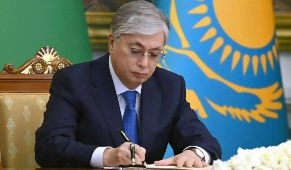 Тоқаев немістің Рейхстагтан кейінгі ордасы Ратушаға бірінші болып кірген батырға «Халық қаһарманы» атағын берді