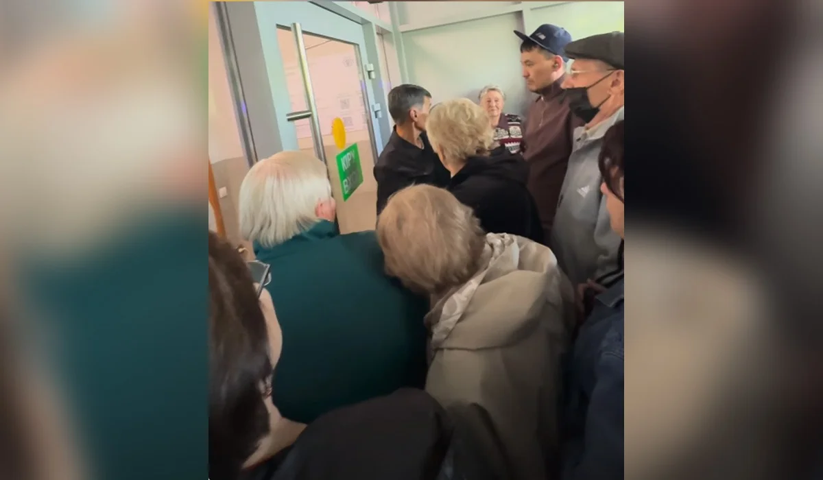 Павлодардағы емхананың кезегіне таласқан халық есік ашылғанда бір-бірін таптап кете жаздаған (ВИДЕО)