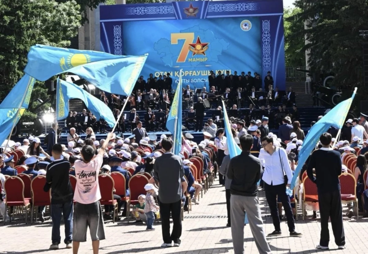 Алматыда Отан қорғаушы күніне орай Мемлекеттік Ту салтанатты түрде көтерілді