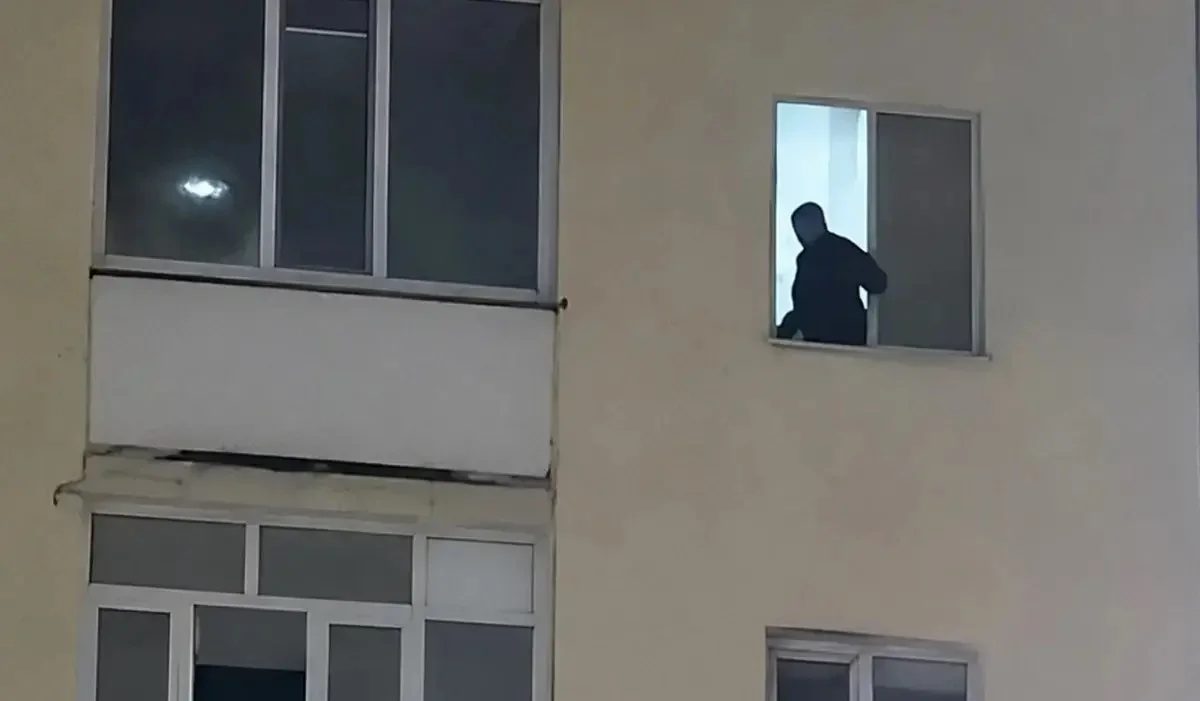 Ақтауда жасөспірім қыз терезеден секіріп кетпек болды: оны полицей құтқарып қалды (ВИДЕО)