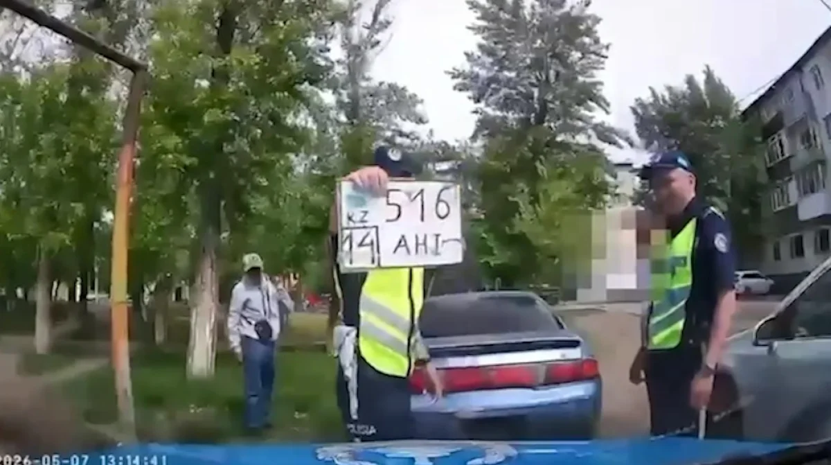 Екібастұзда ер адам көлігіне картонға жазылған нөмір тағамын деп жүргізуші куәлігінен айырылды (ВИДЕО)