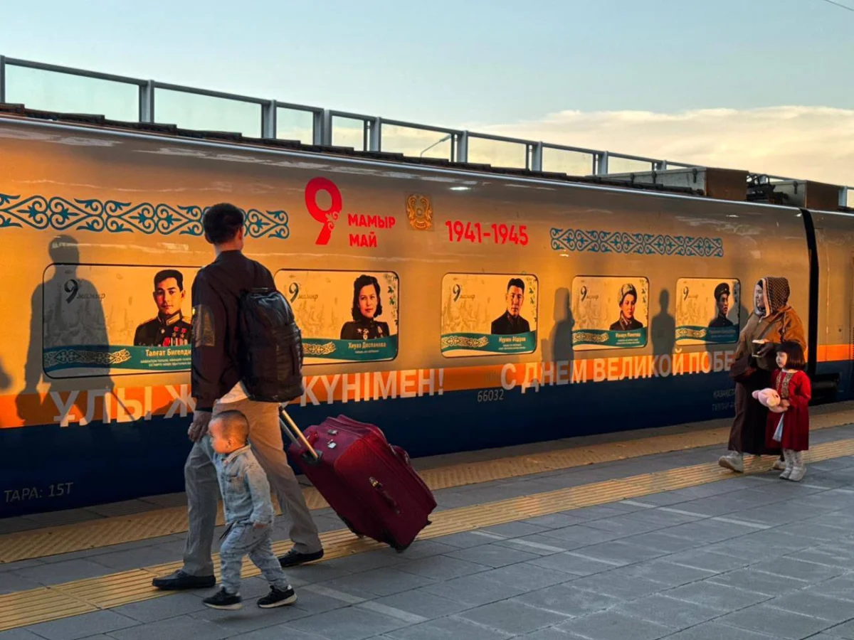 Жеңіс күніне орай батырлардың портреті бейнеленген пойыздар жолға шықты