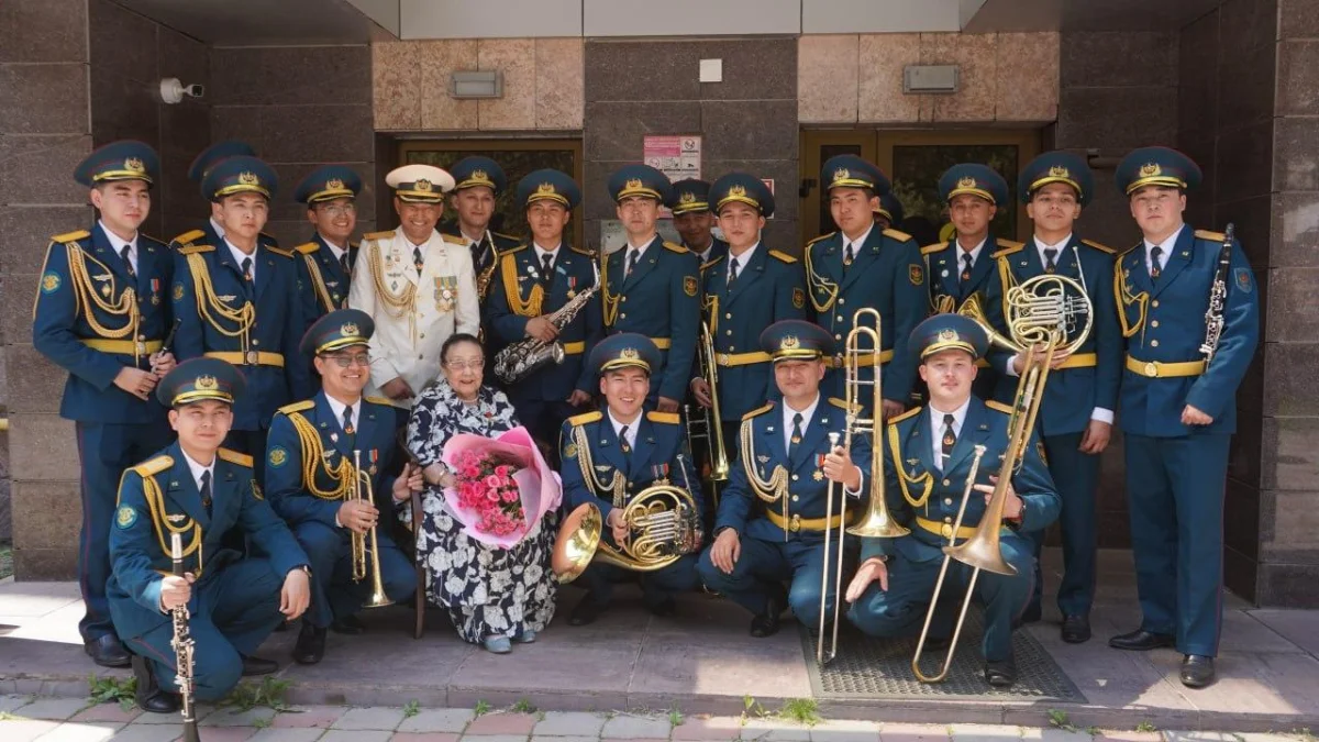 Әйгілі Бибігүл Төлегенованің терезесінің алдында әскери оркестр әуелете ән шырқады