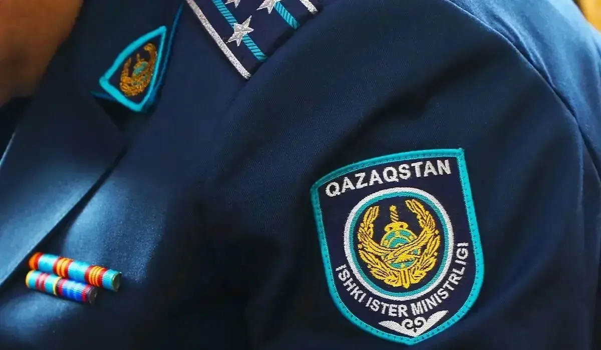 Атырауда көліктің терезесінен отшашу атқан жүргізуші мен жолаушы ұсталды (ВИДЕО)