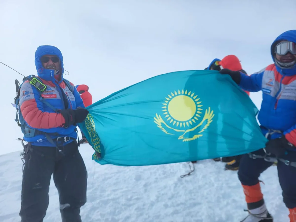 Халықтық Конституция, көк байрақ пен «AMANAT» партиясының туы әлемдегі ең биік шыңдарды бағындырды