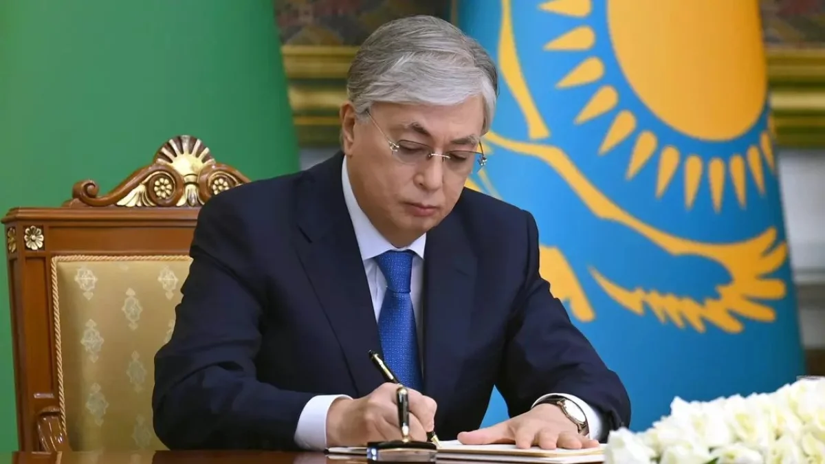 Тоқаев орта білім беру жүйесіне ЖИ-ді ендіру жөнінде жарлыққа қол қойды