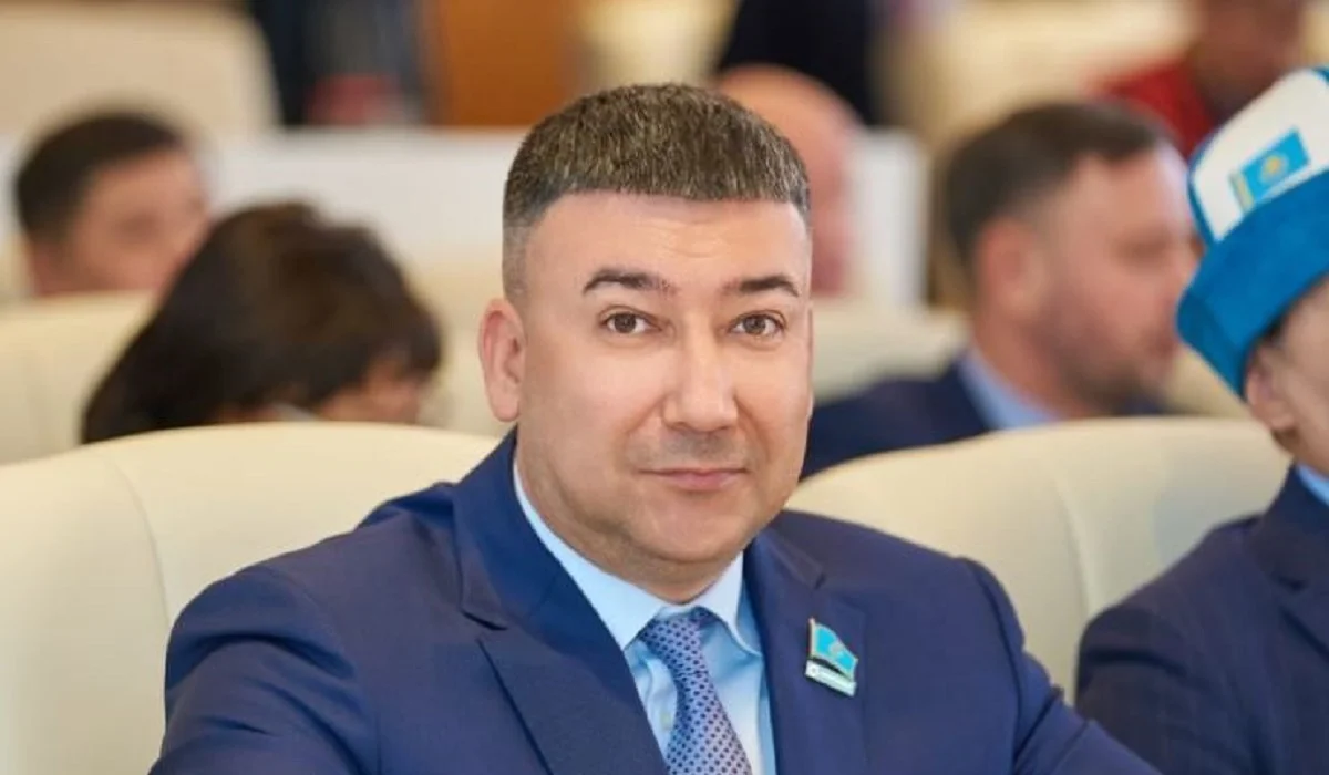 Өскеменде мәслихат депутаты 5 млн теңге пара беремін деп 100 млн теңге айыппұл арқалады