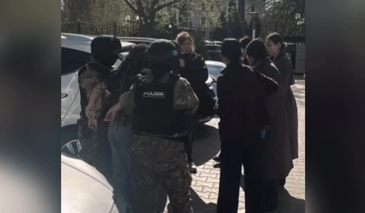 «Жеке суреттеріңді таратамын»: БҚО-да әйел ер адамды қорқытып, ақша талап еткен (ВИДЕО)