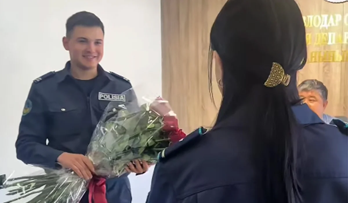 Павлодарда полицей бүкіл ұжымның алдында әріптес қызға сөз салып, желі жұлдызына айналды (ВИДЕО)