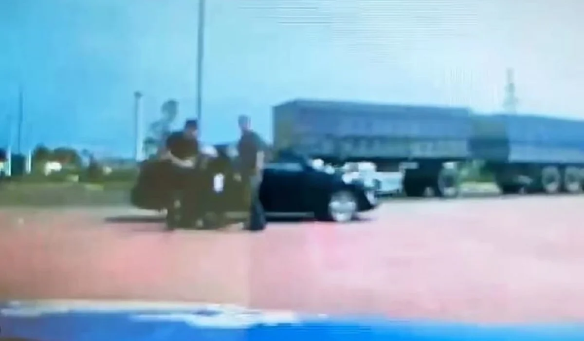 Ақтөбеде полицейлер қиын жағдайда қалған жүкті әйелге шұғыл көмек көрсетті (ВИДЕО)