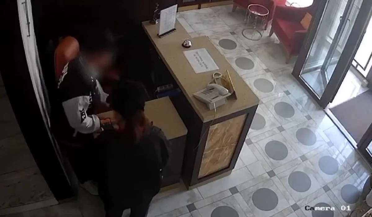 Астанада әйел адам қонақүйден ақша ұрлаймын деп ұсталып қалды (ВИДЕО)