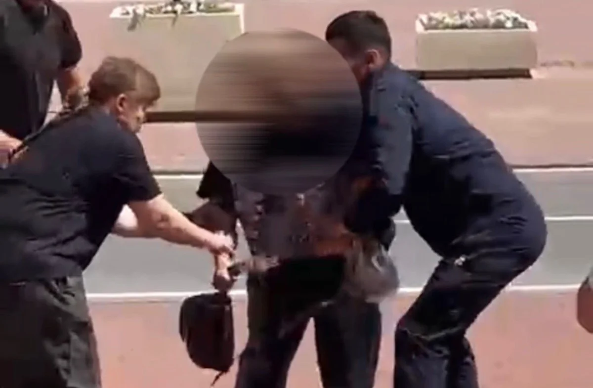 «500 мың жалақы бермесең, өзімді өртеймін»: Шымкентте әйел адам әкімдікке барып жанжал шығарды