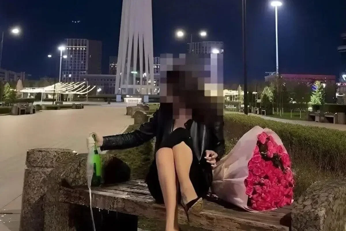 Астанада Бәйтерек түбінде шампан шашқан блогер сотқа тартылды
