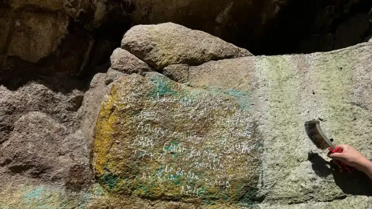 Іле-Алатауы ұлттық паркінде тастарды шимайлаған жасөспірімдер жауапқа тартылды