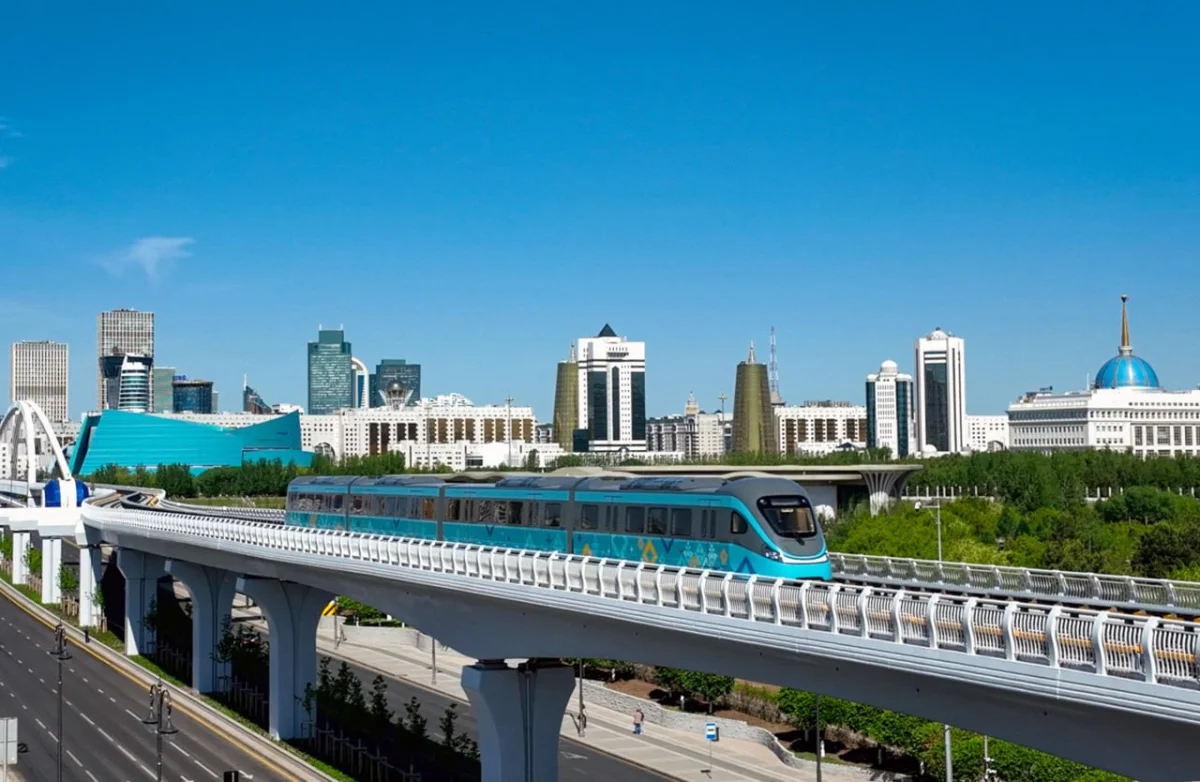 Қолын есік арасына тыққан: Астанада LRT қозғалысына кедергі келтіргендер анықталды