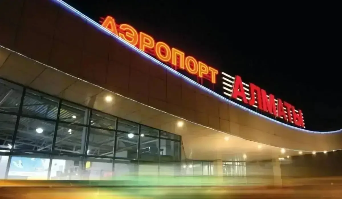 Алматы әуежайында мас шетелдік шу шығарып, әйнек сөрені қиратып кетті