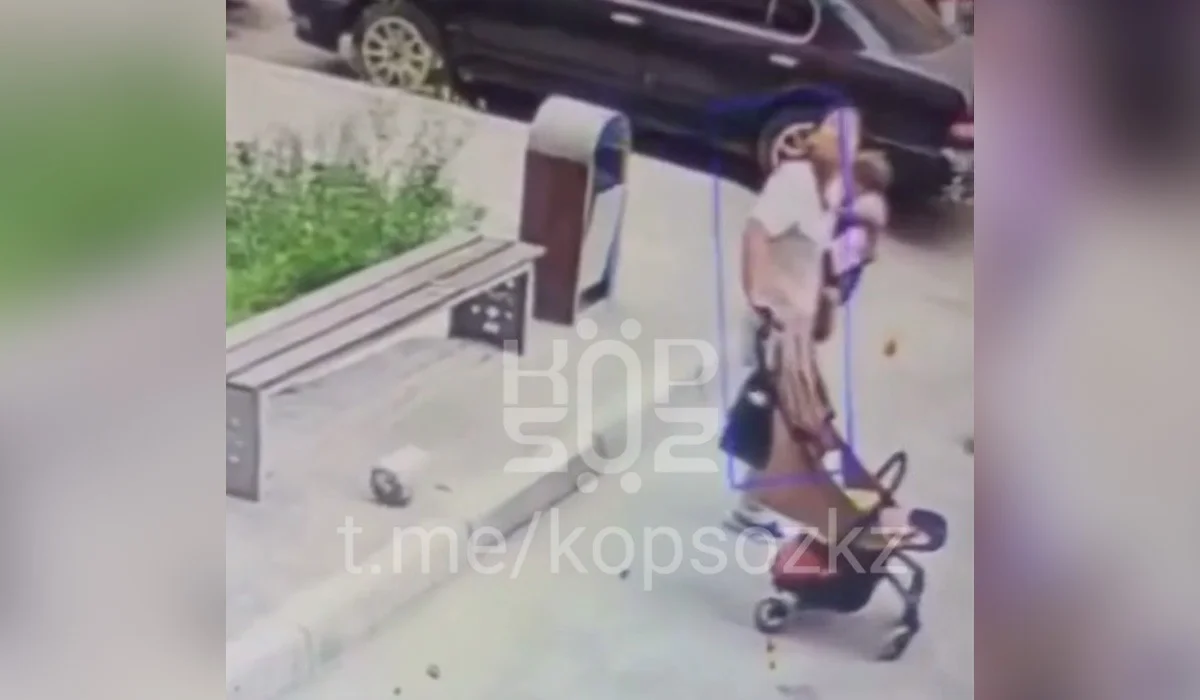 Алматыда белгісіз біреу баласын көтеріп тұрған әйелдің басына ауыр бөтелке лақтырып жіберген (ВИДЕО)