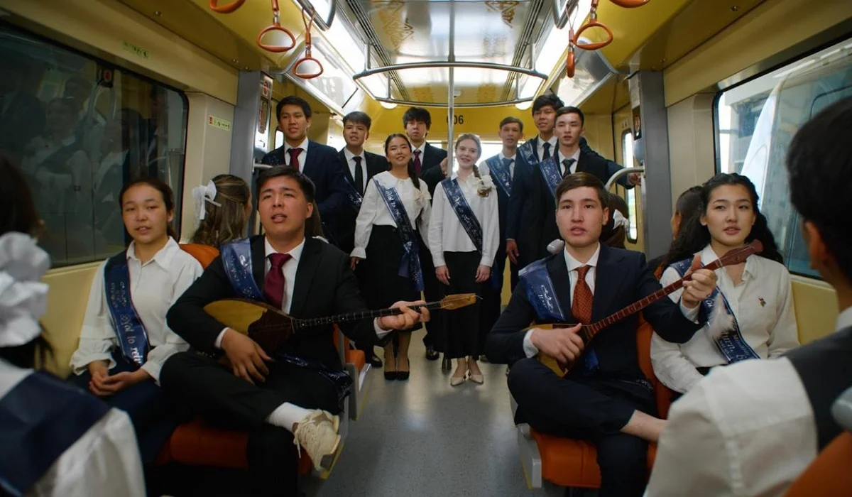 Астанада мектеп түлектері жақында ғана ашылған LRT-ға ән шырқады
