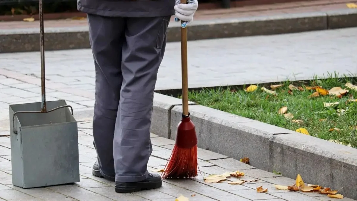 Семейде әйелімен жанжалдасқан ер адам көше сыпыруға жіберілді