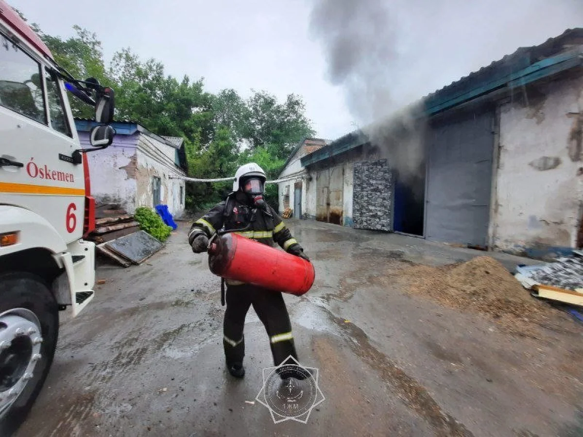 Өскеменде дүкен өртеніп, құтқарушылар жойқын жарылыстың алдын алды