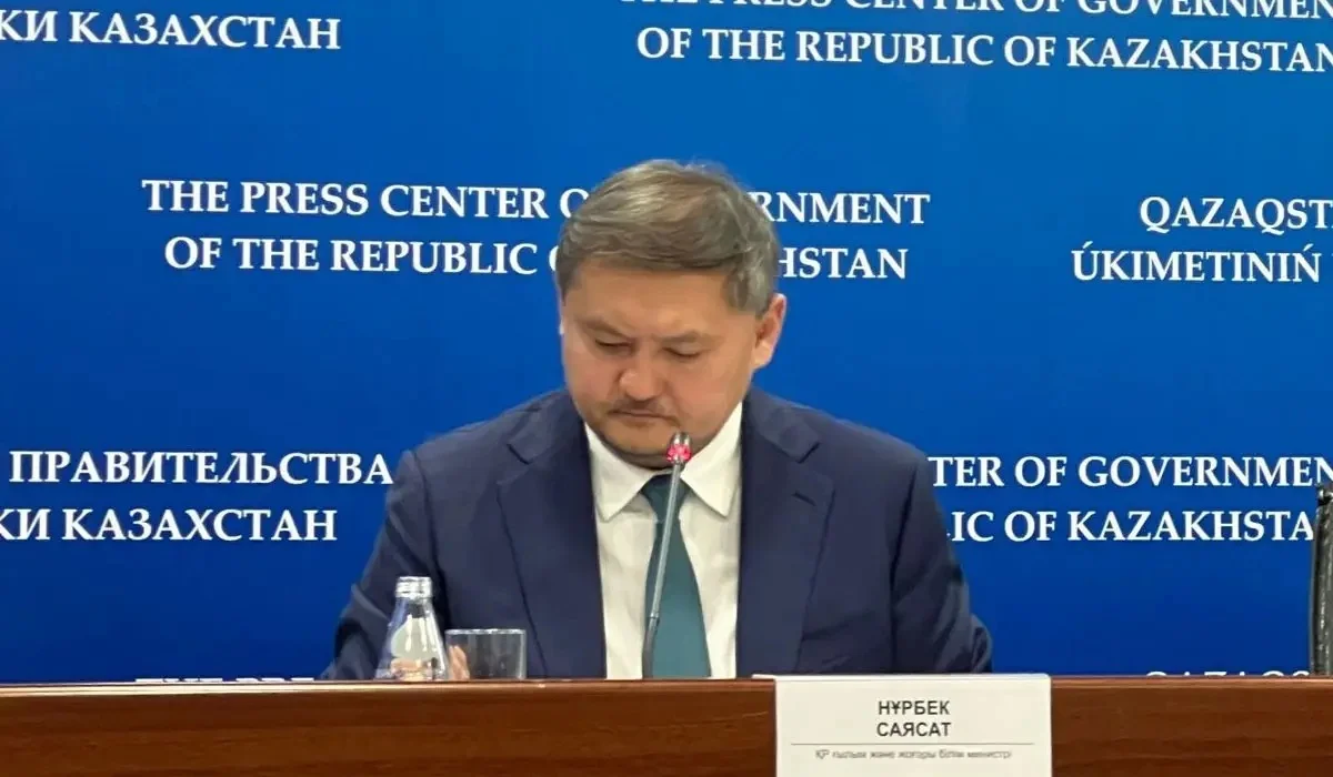 «Сүйінші»: Саясат Нұрбек тікелей эфирде отырып, биыл ҰБТ-дан 140 балл алған алғашқы оқушының атын атады