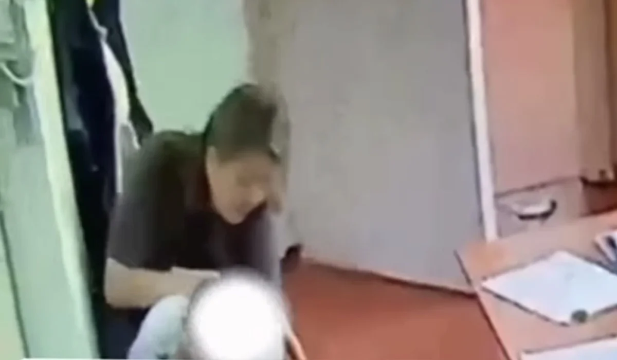 Шымкентте сабақ үстінде кәмпитке қақалған оқушыны мұғалім аман алып қалды (ВИДЕО)