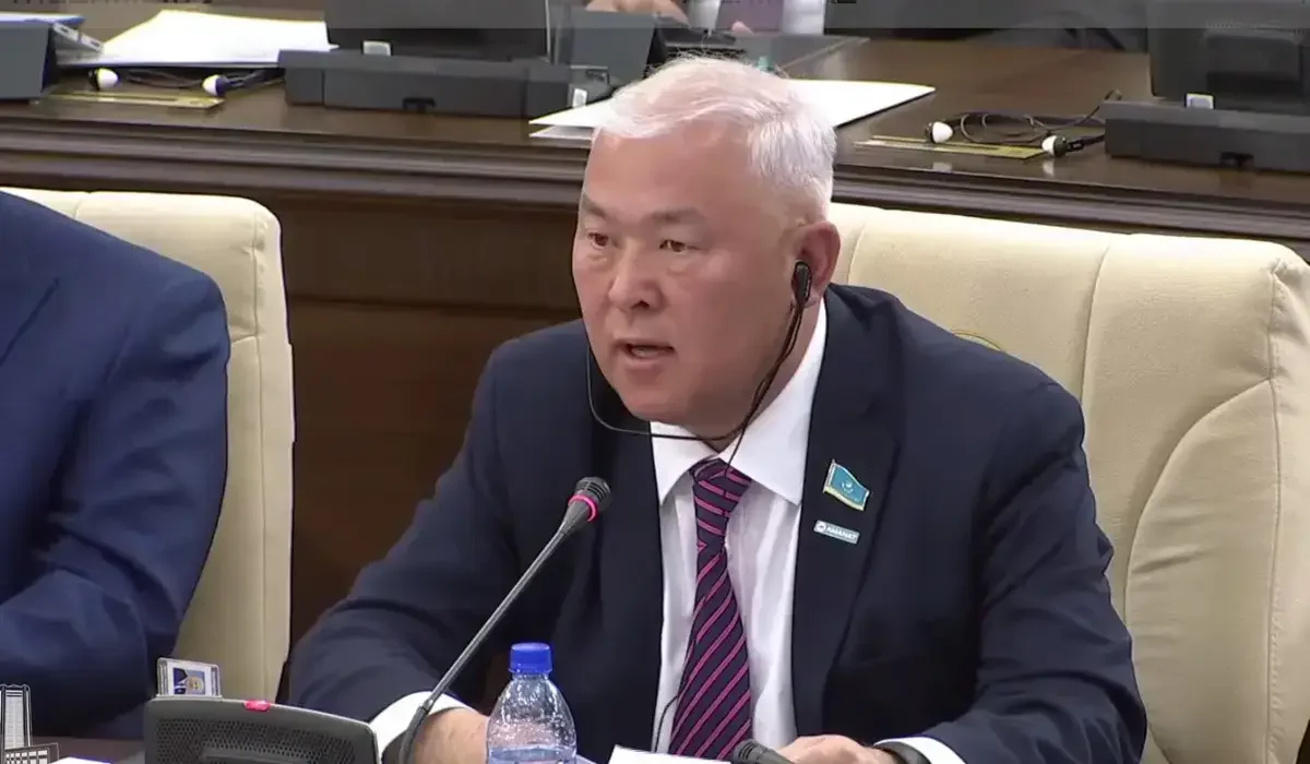 «Қандастар қазақ тілінен тест тапсырады»: Әбенов кирилл әліпбиін меңгермеген азаматтарға алаңдады