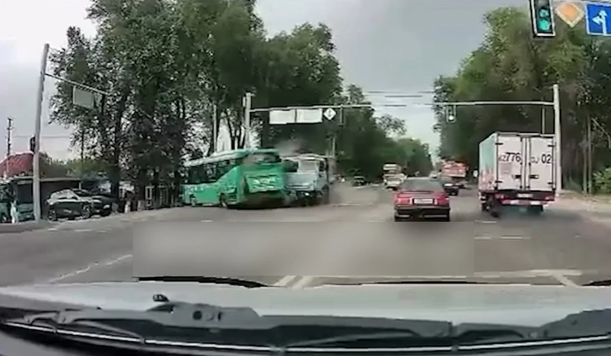 Талғарда автобус пен КАМАЗ соқтығысып қалды: жарақат алғандар бар (ВИДЕО)